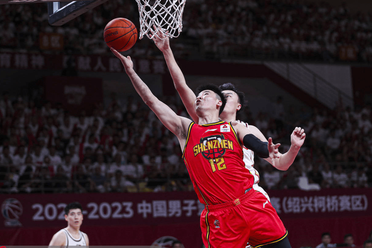 东城黑豹队对阵漓江鲸鲨队，摔跤邀请赛惊险晋级，内线统治篮板——目标直指冠军的简单介绍